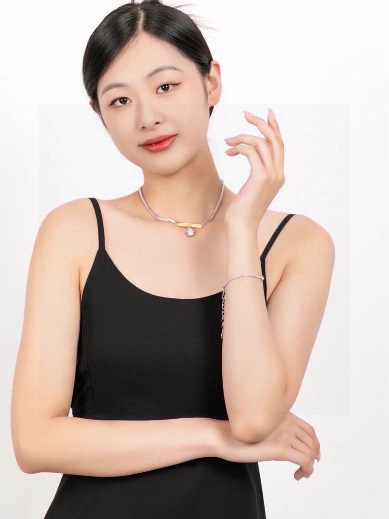 Ce1i*e necklaces